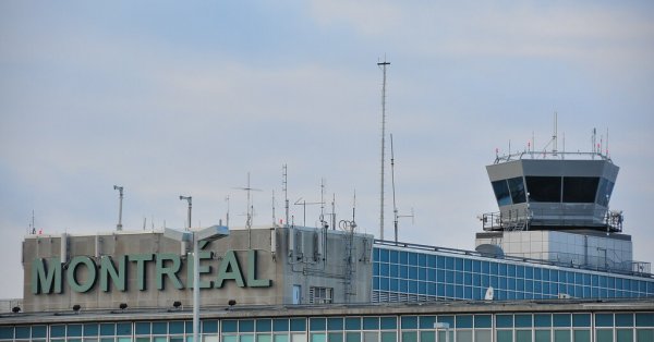 Un site de vaccination à l'aéroport de Montréal