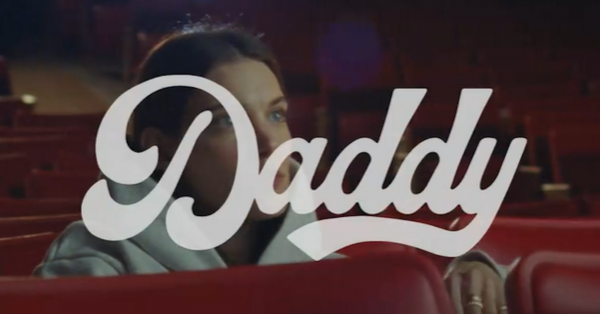 Charlotte Cardin présente sa nouvelle chanson Daddy à la gang de l'Aprèm