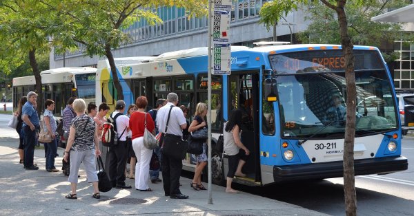 Le métro et l'autobus coûteront moins cher à Montréal