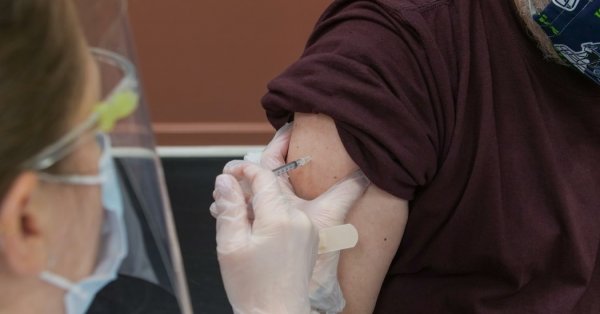 Une troisième dose de vaccin pour certains Québécois ?