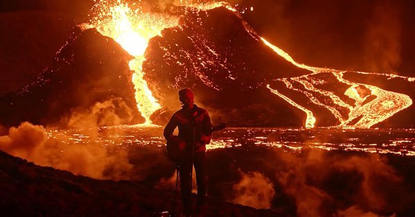Kaleo chante «Skinny» devant un volcan en éruption