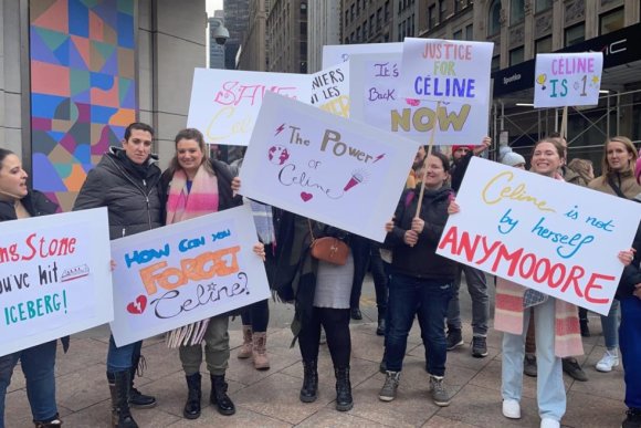 Des fans de Céline protestent devant les bureaux du Rolling Stone